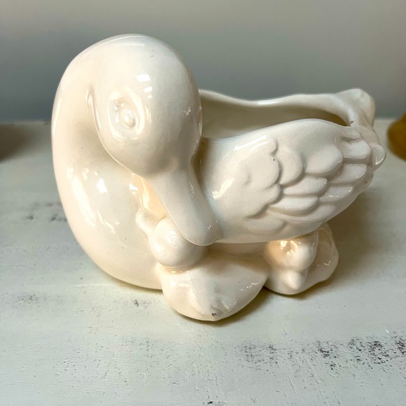 AVON 1984  WHITE CERAMIC DUCK WITH CHICKS PLANTER 7” X 4.5” MOM AND BABIES - Picture 1 of 4